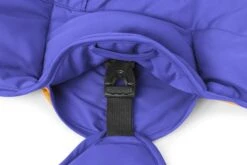 Ruffwear - Quinzee Insulated Jacket - Huckleberry Blue -Ruffwear 05602 quinzee huckleberryblue buckle web 640x d93202d7 67c9 4762 83bf 150072cd4e43
