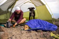 Ruffwear - Highlands™ Dog Sleeping Bag -Ruffwear web 10601 highlands sleeping bag huckleberry blue steens mountain 01